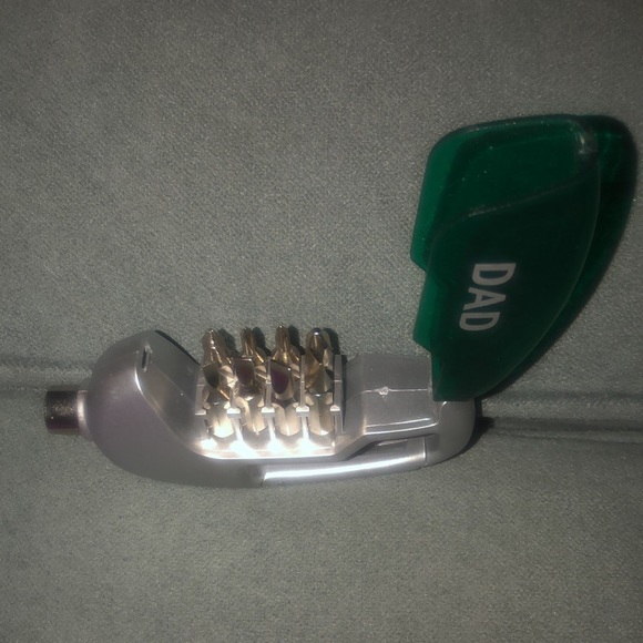 Dad screwdriver with small flashlight. - Picture 4 of 4